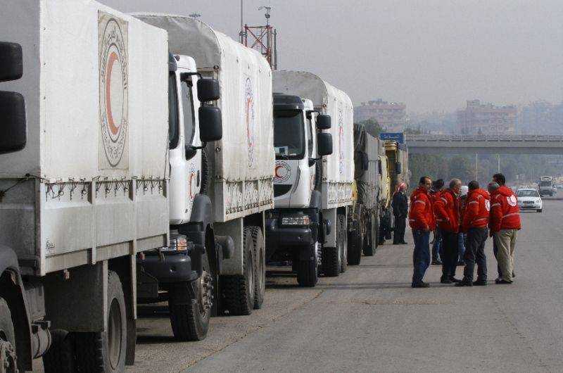 UN humanitarian aid reaches besieged Syrian towns during short ceasefire