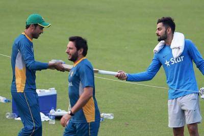 India’s Virat Kohli gifts Bat to Pakistani Ace bowler Mohammad Amir