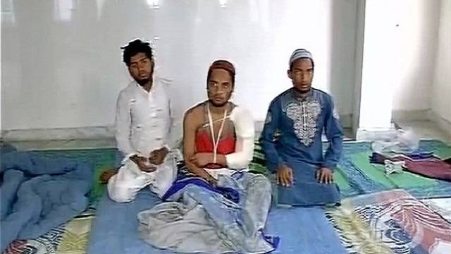 Muslim Students beaten in India by Hindu Extremists for not saying 