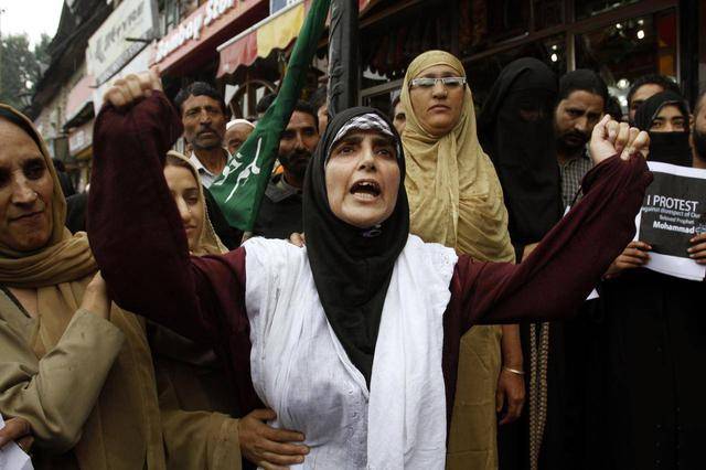 Hurriyet Leader Yasmeen Raja sent to jail for waiving Pakistani Flag in Srinagar