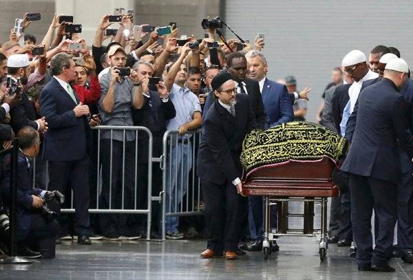 Boxer Muhammad Ali funeral prayer attended by thousands