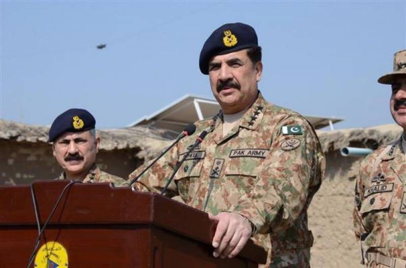 COAS visits operation area along Pakistan-Afghan border