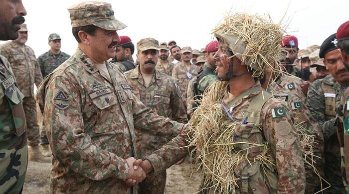 COAS General Raheel Sharif spend night with soldiers in exercise area