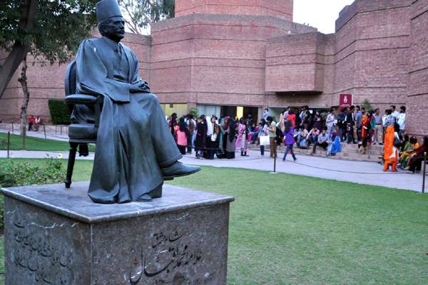 Corps Commander Lahore visits Iqbal's mausoleum