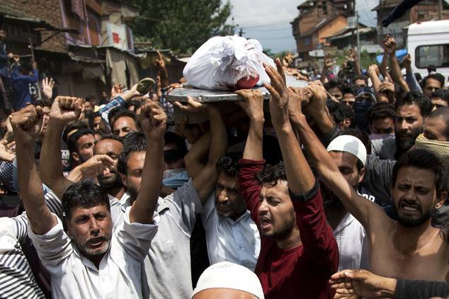 Indian Forces open fire at the funeral procession of Kashmiri martyr 