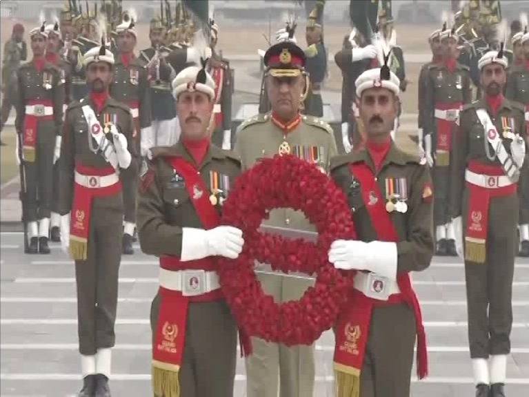 COAS General Qamar Bajwa visits Yadgar-e-Shuhada at GHQ