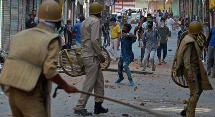 Indian police resort heavy teargas shelling on protestors in IHK