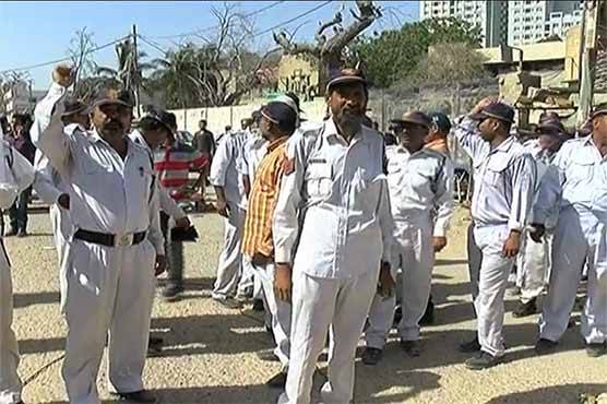 Karachi Traffic Police officials stage protest outside Police Headquarters