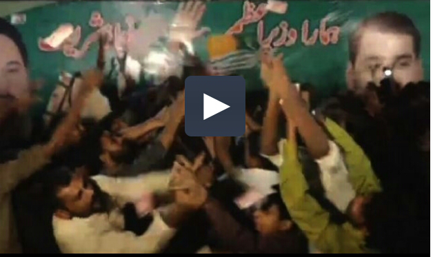 Deputy Mayor Gujranwala showers money over supporters brought for Nawaz Sharif welcome