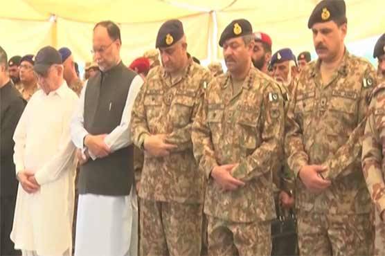 COAS General Qamar Bajwa attends funeral prayers of Quetta blast martyrs