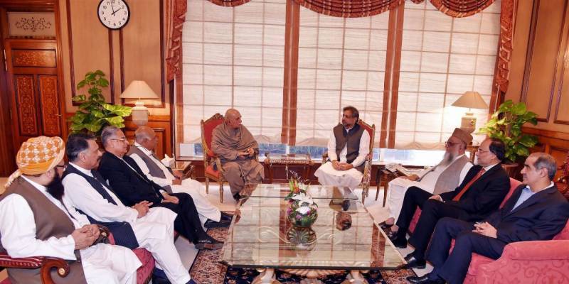 PM discusses current political situation with leaders of different political parties