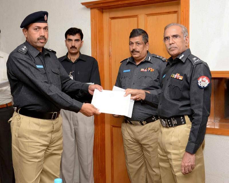 IGP Punjab awards cash prizes among policemen for bravery