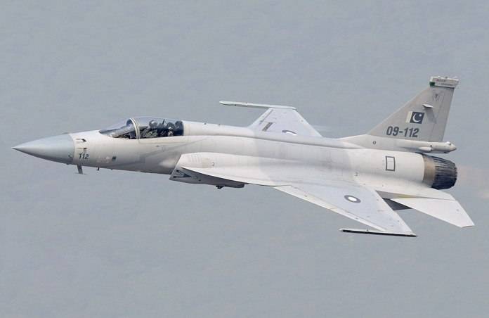 JF-17 thunder dazzles spectators at Dubai Air Show