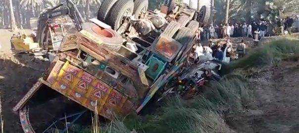 17 killed as coal-laden truck topples over passenger van in Khairpur