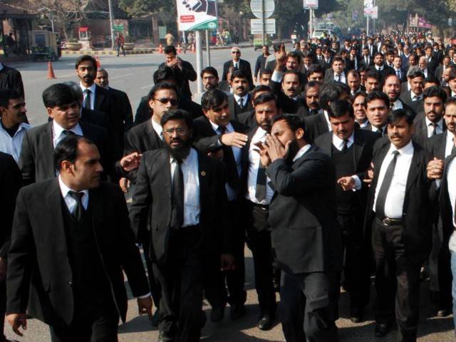 Faizabad sit-in: LHCBA join protests as various roads and entrances in Lahore come under siege