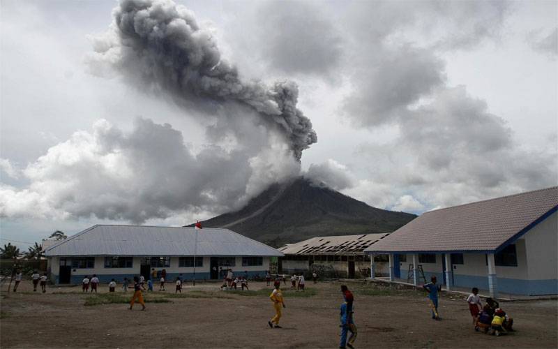 Indonesia extends Bali airport closure over volcanic ash