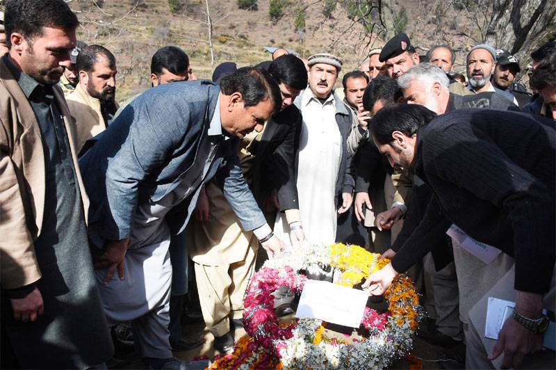 Muqam lays wreath at grave of Shaheed Bilal Ahmad