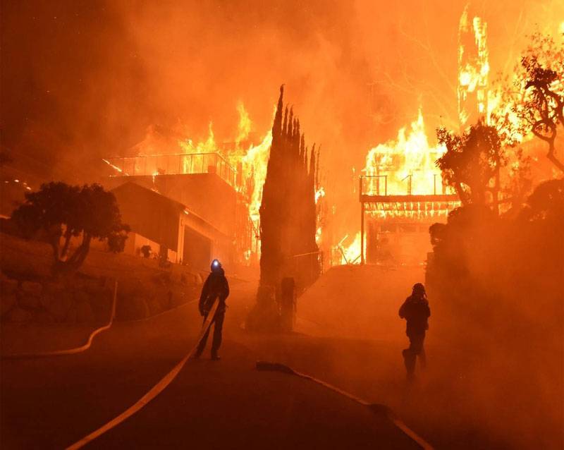 Thousands flee fast-moving California wildfire