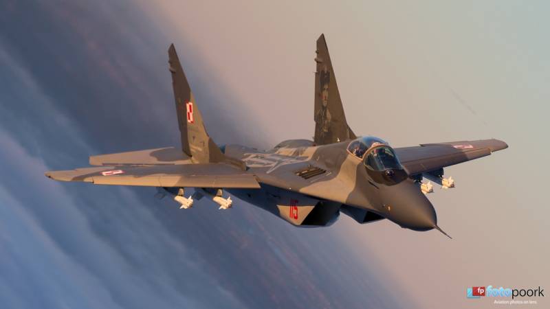 Mig - 29 fighter jet crashes during landing