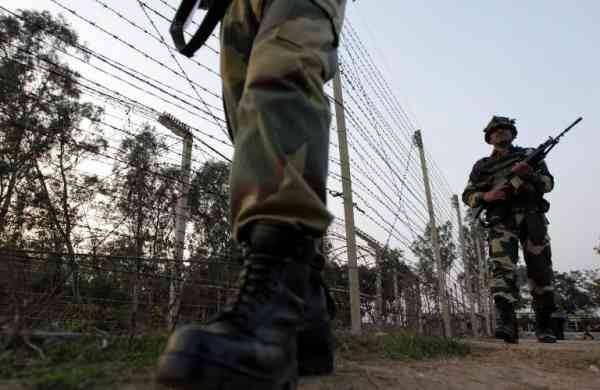 Occupied Kashmir High Court Bar up against Indian Army in Srinagar