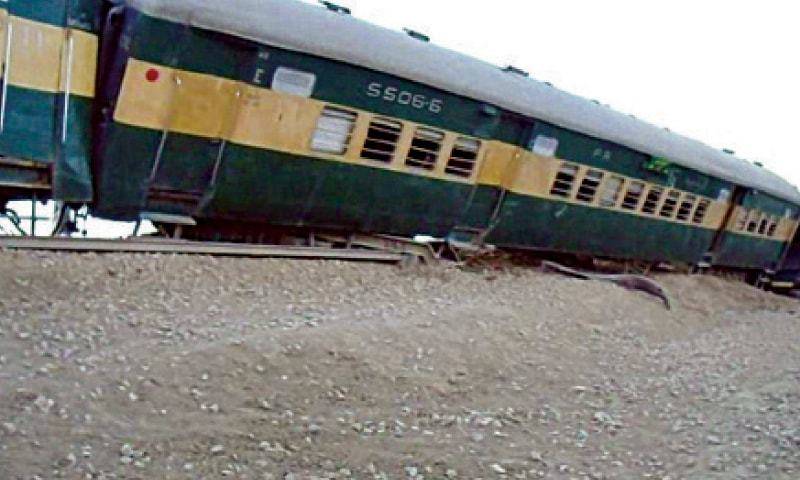 Pakistan Railways Awam Express derails