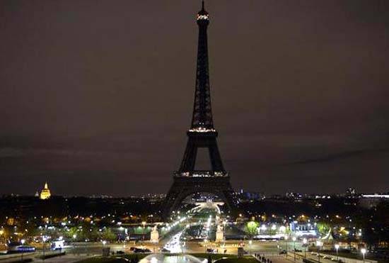 Eiffel Tower switches off lights