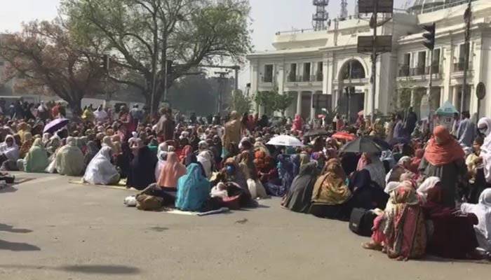 Lady health workers end protest in Lahore