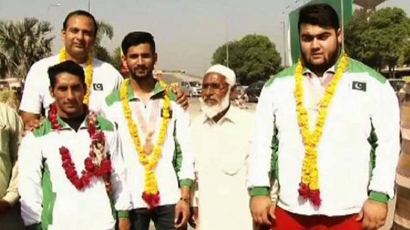 Pakistan Wrestling team returns home from Commonwealth Games