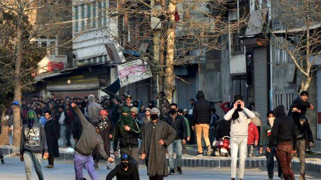 Defiant Kashmiri protestors clash with Indian Army in occupied Kashmir