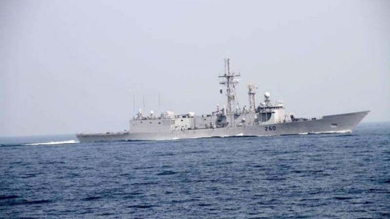 PNS Alamgir provides assistance to Indian fishing boat