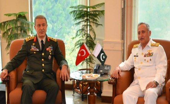 Turkish Military Chief calls on Pakistan Navy Chief at Naval Headquarters