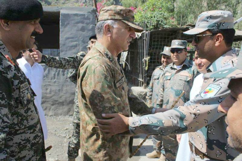 Corps Commander Peshawar visits Afghanistan border at Torkham