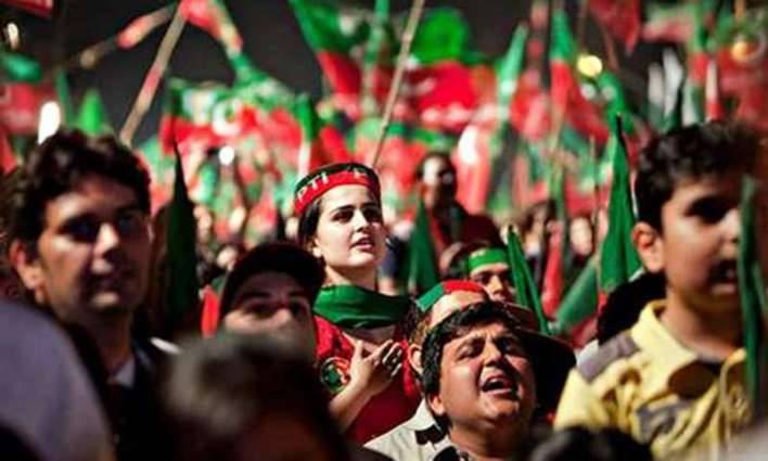 PTI workers protest outside Imran's residence over differences on party tickets