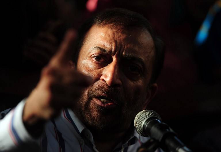 Dr Farooq Sattar put a price tag for selfie with him