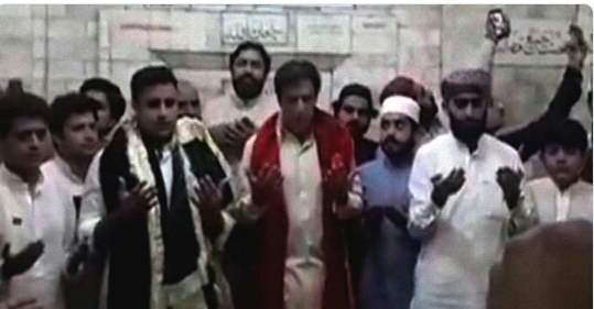 Imran Khan along with wife Bushra Maneka visits Baba Fariduddin Ganjshakar's shrine