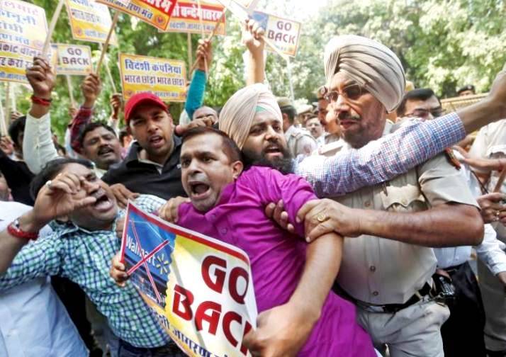 India: small traders hold sit-in protest against Walmart's Flipkart buy