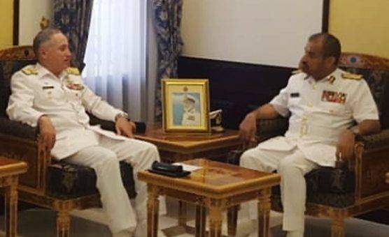 Pakistan Navy Chief calls on Commander Royal Navy of Oman in Muscat