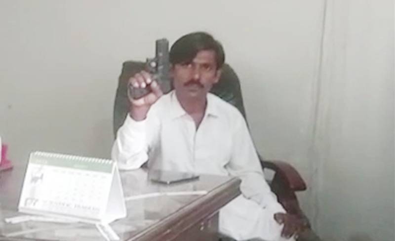 Sacked factory worker takes employees hostage at gunpoint in Karachi