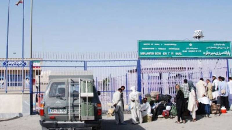 Iran hands over 266 illegal immigrants to Pakistan