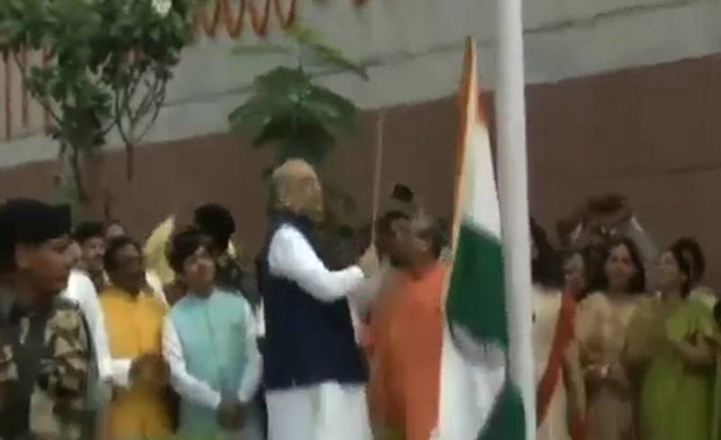 Indian ruling party BJP President faces huge embarrassment during flag hoisting ceremony in New Delhi