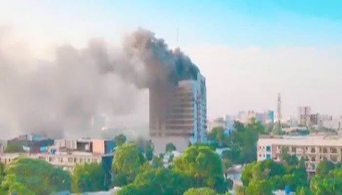 Multi storey shopping mall catches massive fire on Lahore MM Alam Road