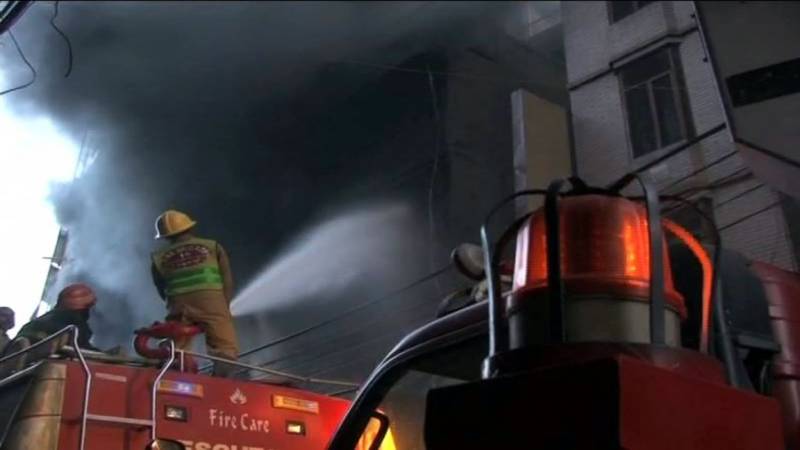 Fire engulfs multi-storey building in Karachi