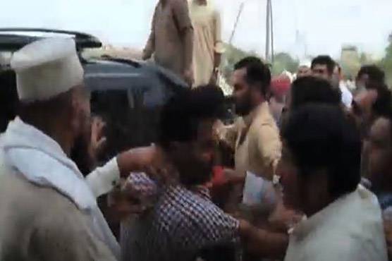 (VIDEO): Two PTI lawmakers openly fight on the streets of Karachi