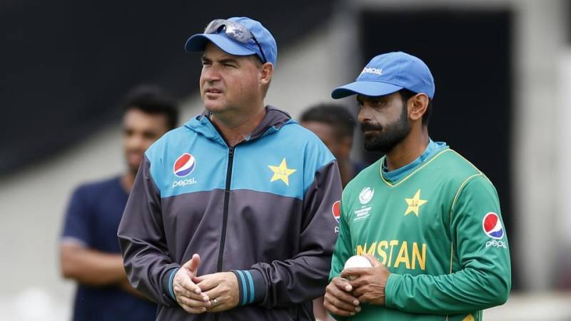 Mickey Arthur apologised to Mohammad Hafeez