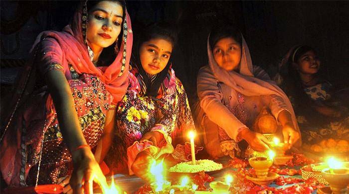 Zardari greets Hindus on eve of Deewali