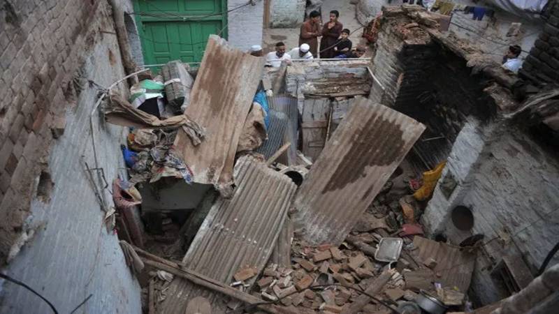 Roof collapse kills 3 in Peshawar