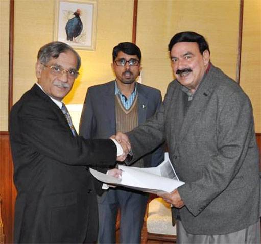 Railways Minister presents Rs60m cheque to CJP for dams