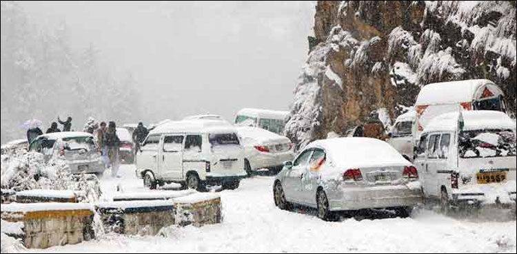 Pakistan Army and PAF teams sent to Nathiagali to rescue stranded tourists after heavy snowfall