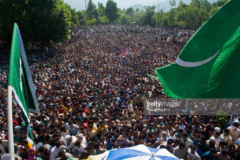 Thousands of Kashmiris defy Indian troops restrictions in Occupied Kashmir
