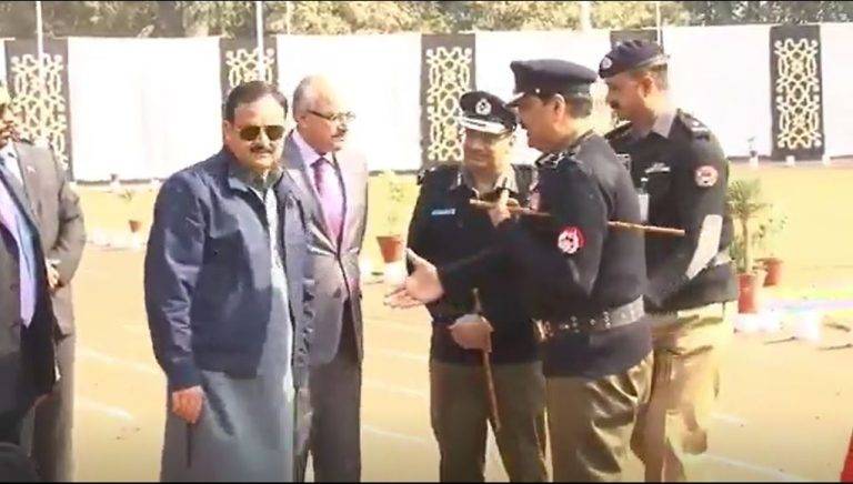 CM Punjab Usman Buzdar ignores handshake with IG Punjab